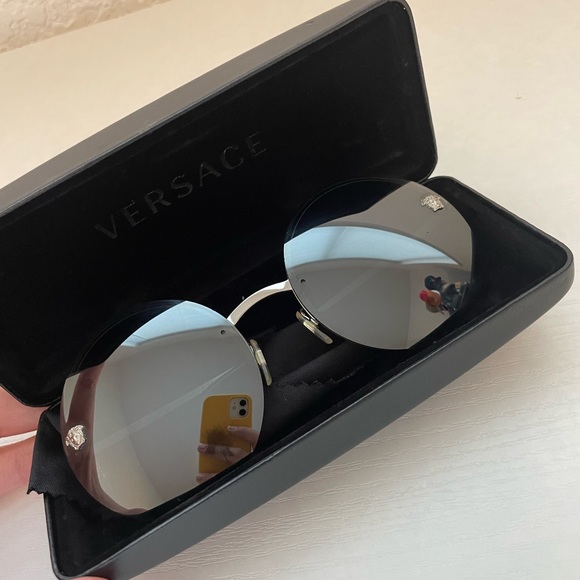 Silver Versace sunglasses - Picture 4 of 5